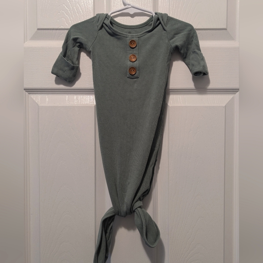 Caden Lane Knotted Gown with Hat